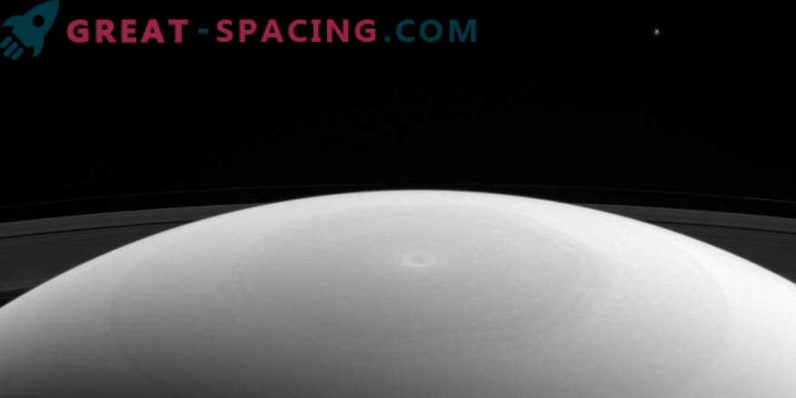 Mima sul Polo Nord di Saturno