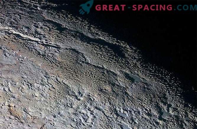 Il misterioso tour di Plutone: uno strano paesaggio che ricorda la pelle di serpente