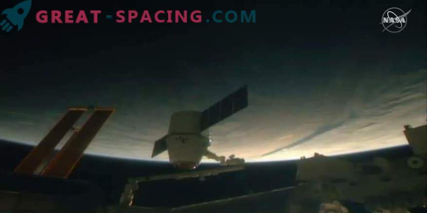 La capsula del drago di SpaceX offre ossequi natalizi alla ISS