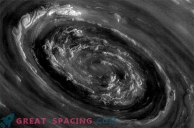 I temporali su Saturno possono essere causati da enormi cicloni polari