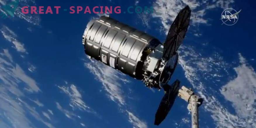 La nave cargo Cygnus preleva i rifiuti dalla ISS