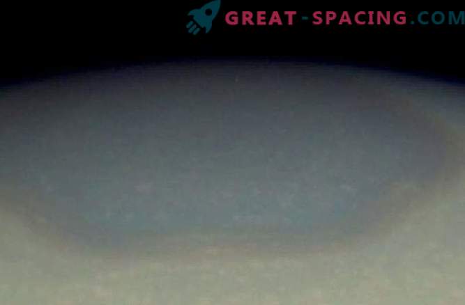Il Polo Nord di Saturno ha cambiato colore. Ma perché?