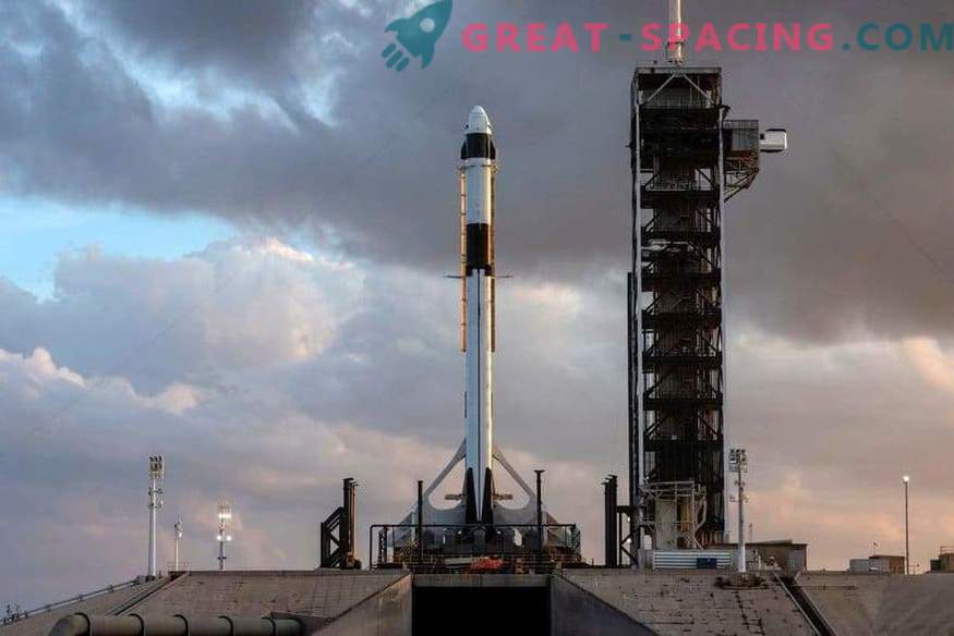 Il primo equipaggio di SpaceX sul launch pad