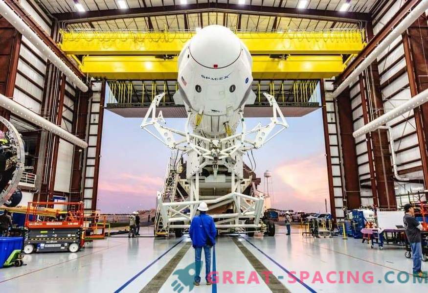 Il primo equipaggio di SpaceX sul launch pad
