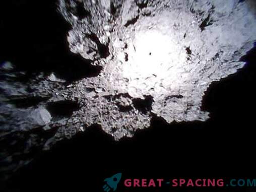 Superficie rocciosa dell'asteroide di Ryugu in una recensione dei rover giapponesi